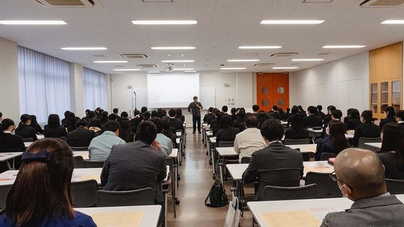 校内での中間発表会