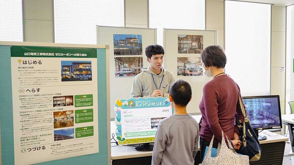 尼崎商工会議所でのブース展示。大学生が説明をする様子
