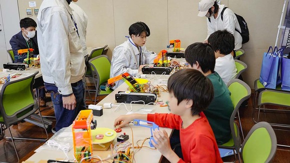 モノづくり体験のワークショップ。高校生が先生役