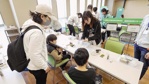 ロボット工作体験「パクパクハンド」コーナーで教える学生
