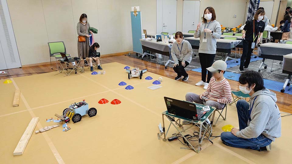 レスキューロボット操作体験で教える学生